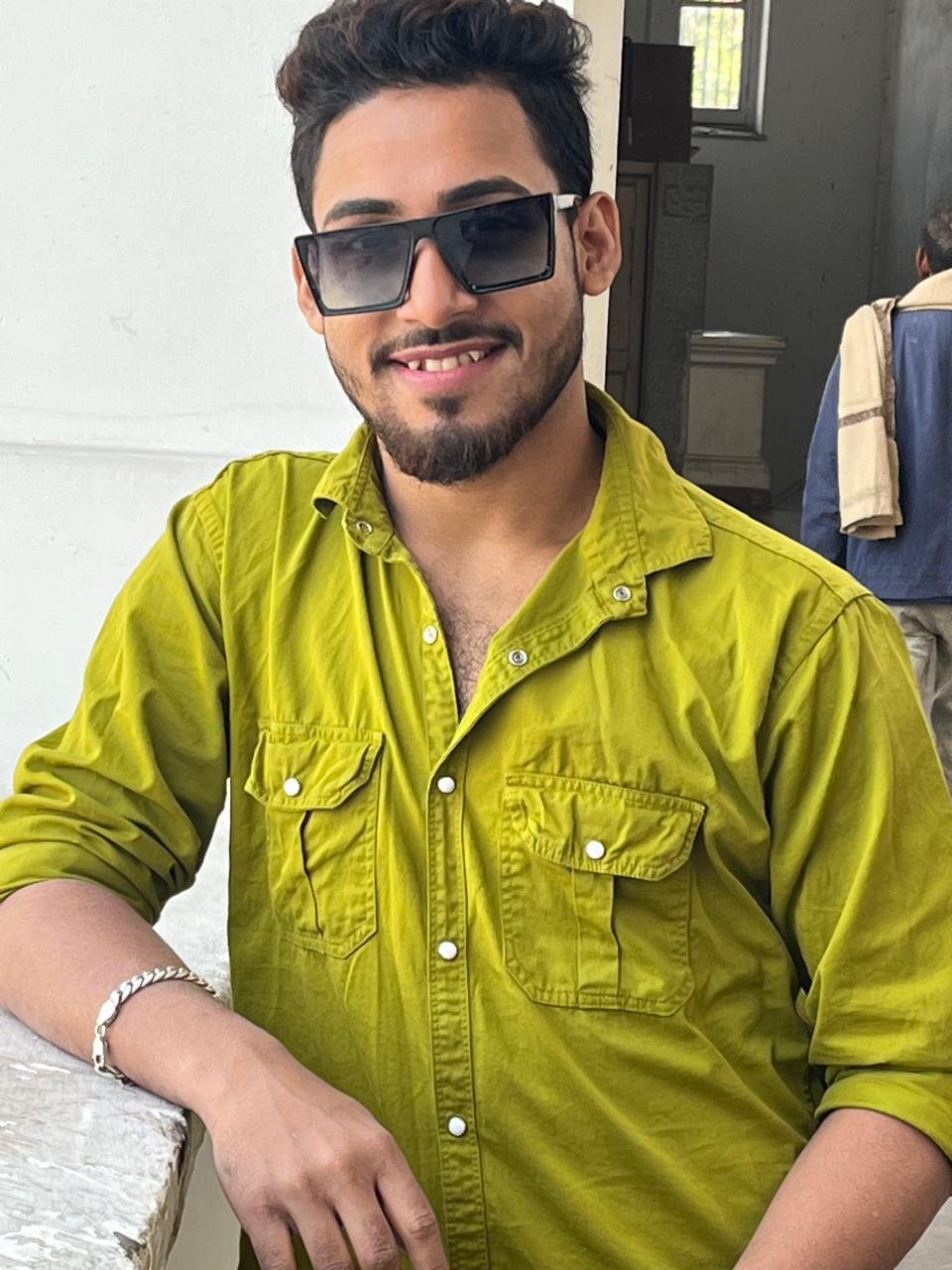 Men to men body massage services done here